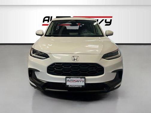 Platinum White Pearl 2025 Honda HR-V LX