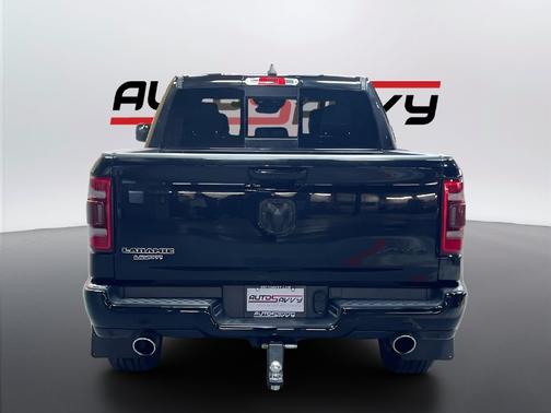 Diamond Black Crystal Pearlcoat 2023 RAM 1500 Laramie