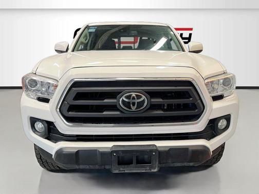White 2022 Toyota Tacoma SR5