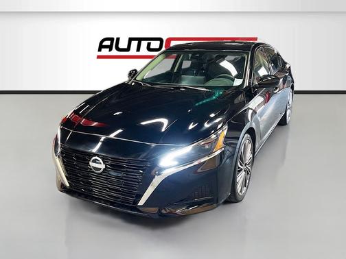 Super Black Clearcoat 2024 Nissan Altima 2.5 SL