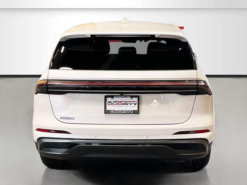White Platinum Clearcoat Metallic 2024 Lincoln Nautilus Premiere