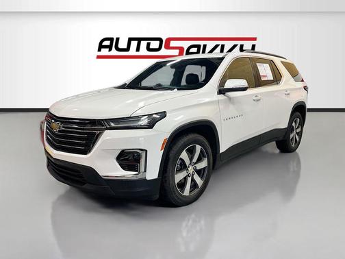 Iridescent Pearl Tricoat 2023 Chevrolet Traverse LT Leather