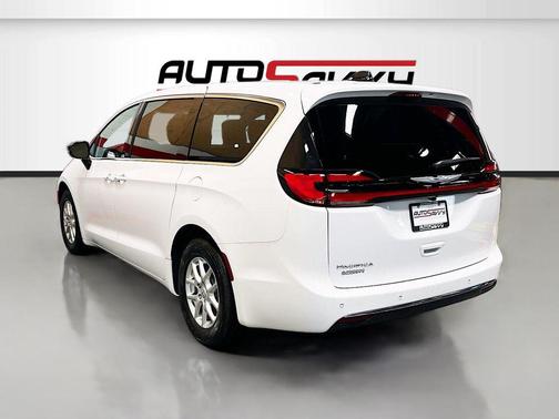 Bright White Clearcoat 2026 Chrysler Pacifica L