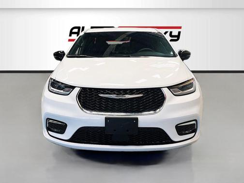 Bright White Clearcoat 2026 Chrysler Pacifica L