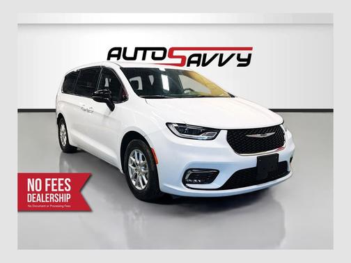 Bright White Clearcoat 2026 Chrysler Pacifica Select