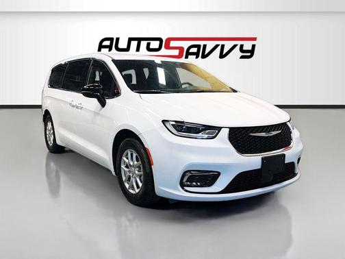 Bright White Clearcoat 2026 Chrysler Pacifica L