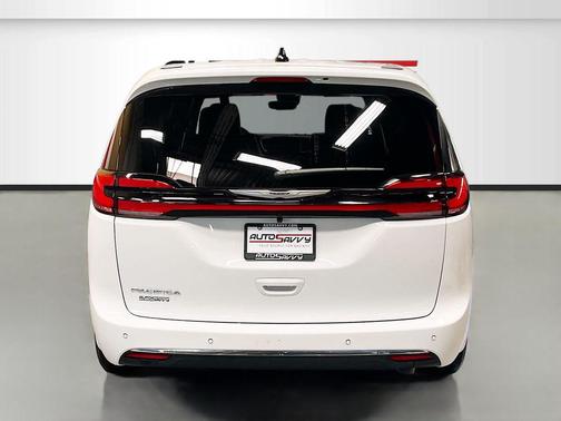 Bright White Clearcoat 2026 Chrysler Pacifica L