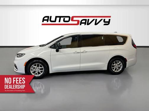 Bright White Clearcoat 2026 Chrysler Pacifica Select