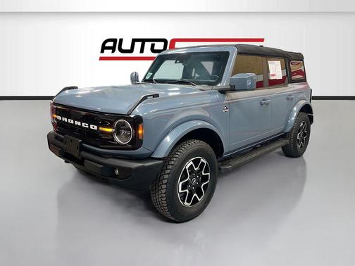 Azure Gray Metallic Tri-Coat 2023 Ford Bronco Outer Banks