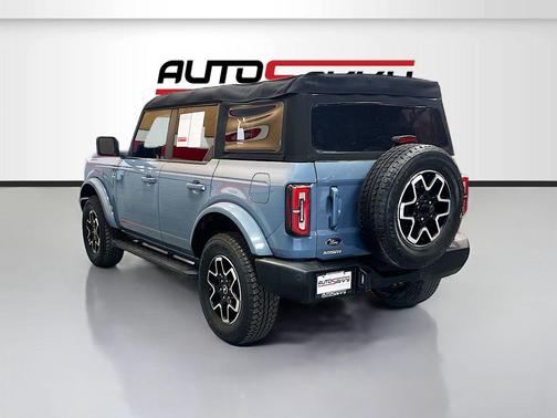 Azure Gray Metallic Tri-Coat 2023 Ford Bronco Outer Banks