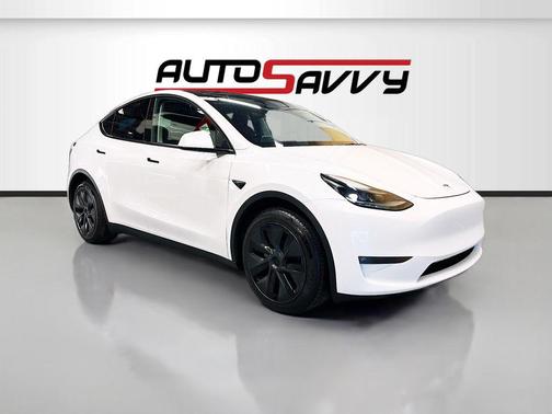 Pearl White Multi-Coat 2025 Tesla Model Y Long Range Dual Motor All-Wheel Drive
