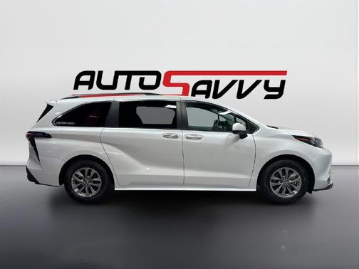 Pearl 2025 Toyota Sienna XLE