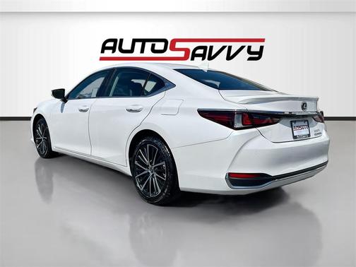 2025 Lexus ES 300h Base