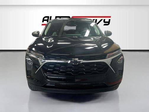 Mosaic Black Metallic 2025 Chevrolet Trax LS