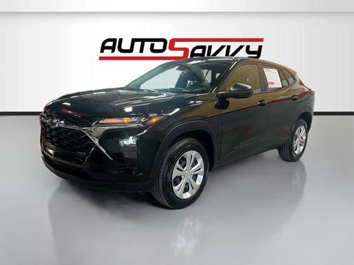 Mosaic Black Metallic 2025 Chevrolet Trax LS