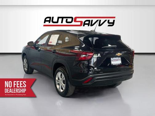 Mosaic Black Metallic 2025 Chevrolet Trax LS