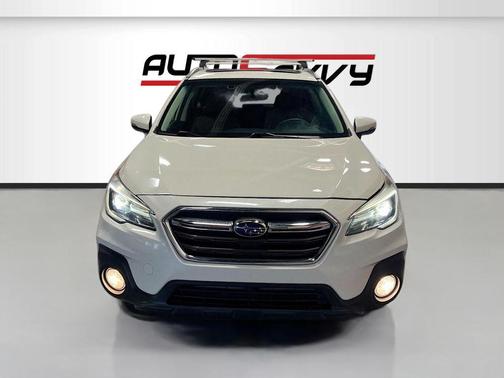 Crystal White Pearl 2019 Subaru Outback 3.6R Touring