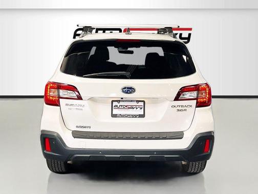 Crystal White Pearl 2019 Subaru Outback 3.6R Touring