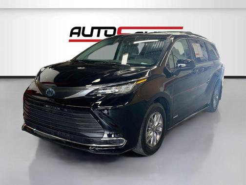 Midnight Black Metallic 2021 Toyota Sienna LE