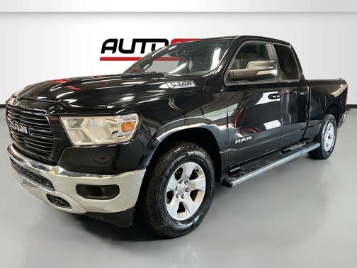 Diamond Black Crystal Pearlcoat 2022 RAM 1500 Big Horn/Lone Star