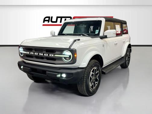 Oxford White 2025 Ford Bronco Outer Banks