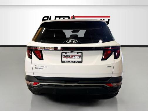 White Pearl 2024 Hyundai TUCSON SE