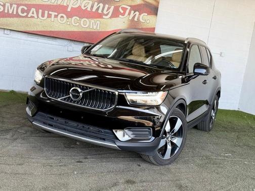 2019 Volvo XC40 MOMENTUM