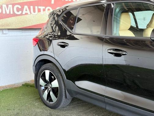 2019 Volvo XC40 MOMENTUM