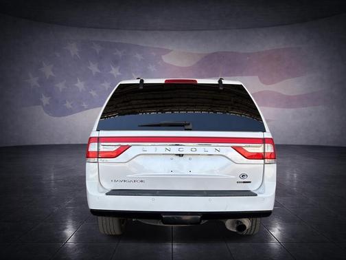 White Platinum Tri-Coat 2015 Lincoln Navigator Base