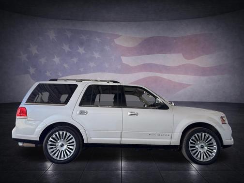 White Platinum Tri-Coat 2015 Lincoln Navigator Base