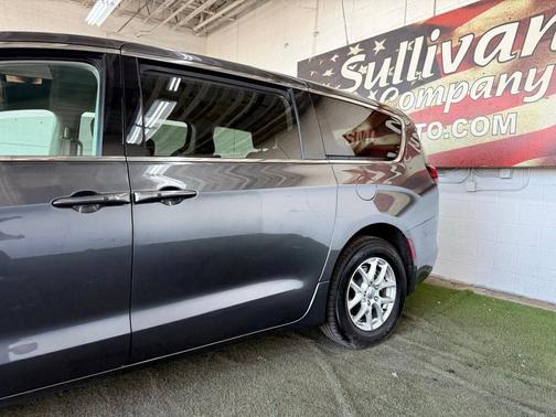 2022 Chrysler Voyager LX