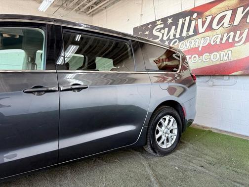 2022 Chrysler Voyager LX