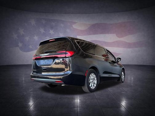 Brilliant Black Crystal Pearlcoat 2023 Chrysler Pacifica Touring-L