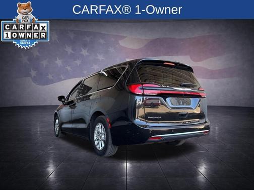 Brilliant Black Crystal Pearlcoat 2023 Chrysler Pacifica Touring-L