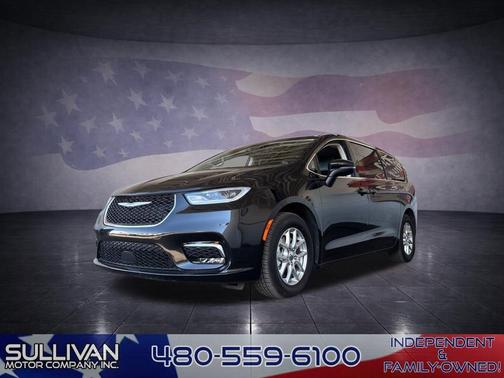Brilliant Black Crystal Pearlcoat 2023 Chrysler Pacifica Touring-L