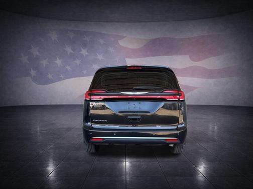 Brilliant Black Crystal Pearlcoat 2023 Chrysler Pacifica Touring-L