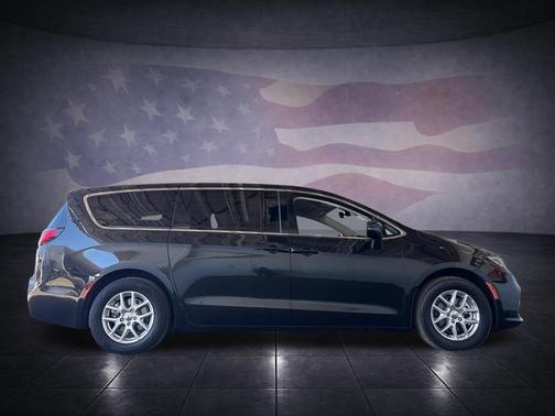 Brilliant Black Crystal Pearlcoat 2023 Chrysler Pacifica Touring-L