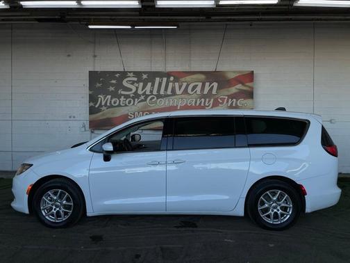 2022 Chrysler Voyager LX