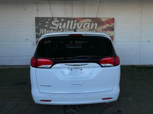 2022 Chrysler Voyager LX