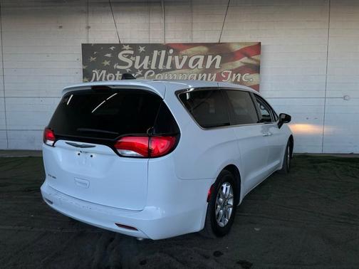 2022 Chrysler Voyager LX