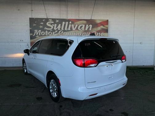 2022 Chrysler Voyager LX