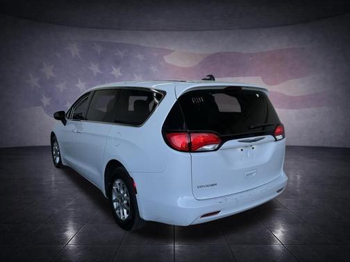 2022 Chrysler Voyager LX