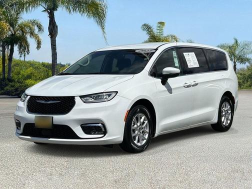 Bright White 2023 Chrysler Pacifica Touring L