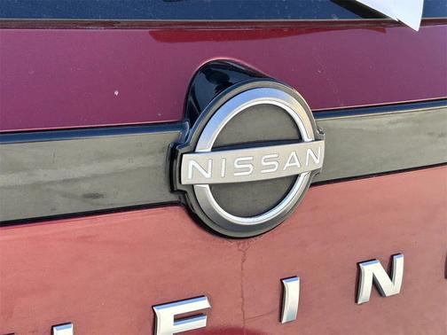 2022 Nissan Pathfinder SL 2WD