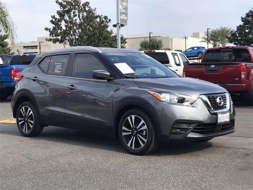 Photo 2 of 31 of 2020 Nissan Kicks SV