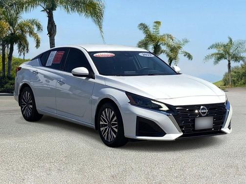 Pearl White Tricoat 2023 Nissan Altima 2.5 SV