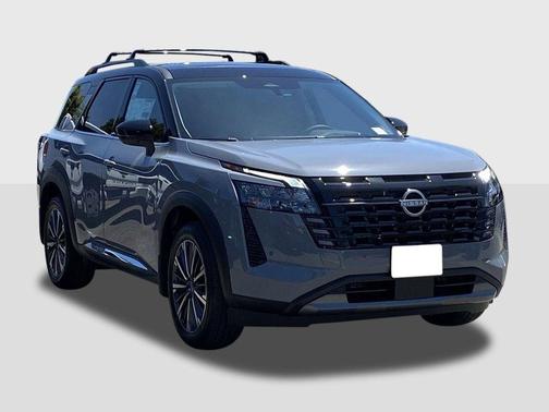 Boulder Gray Pearl/Super Black 2026 Nissan Pathfinder Platinum