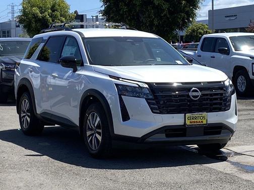 Everest White Pearl Tricoat 2026 Nissan Pathfinder SL