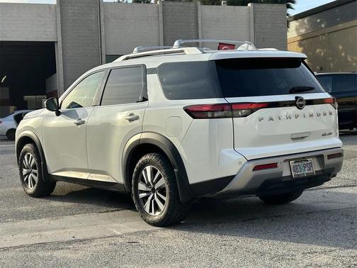 2023 Nissan Pathfinder SL 4WD