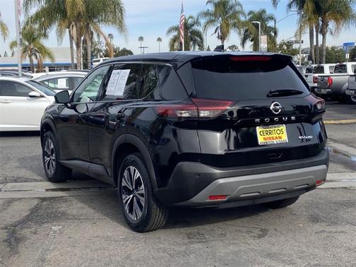 Photo 5 of 32 of 2021 Nissan Rogue SV